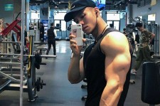 阿坝肌肉男模(肌肉男模拟器)