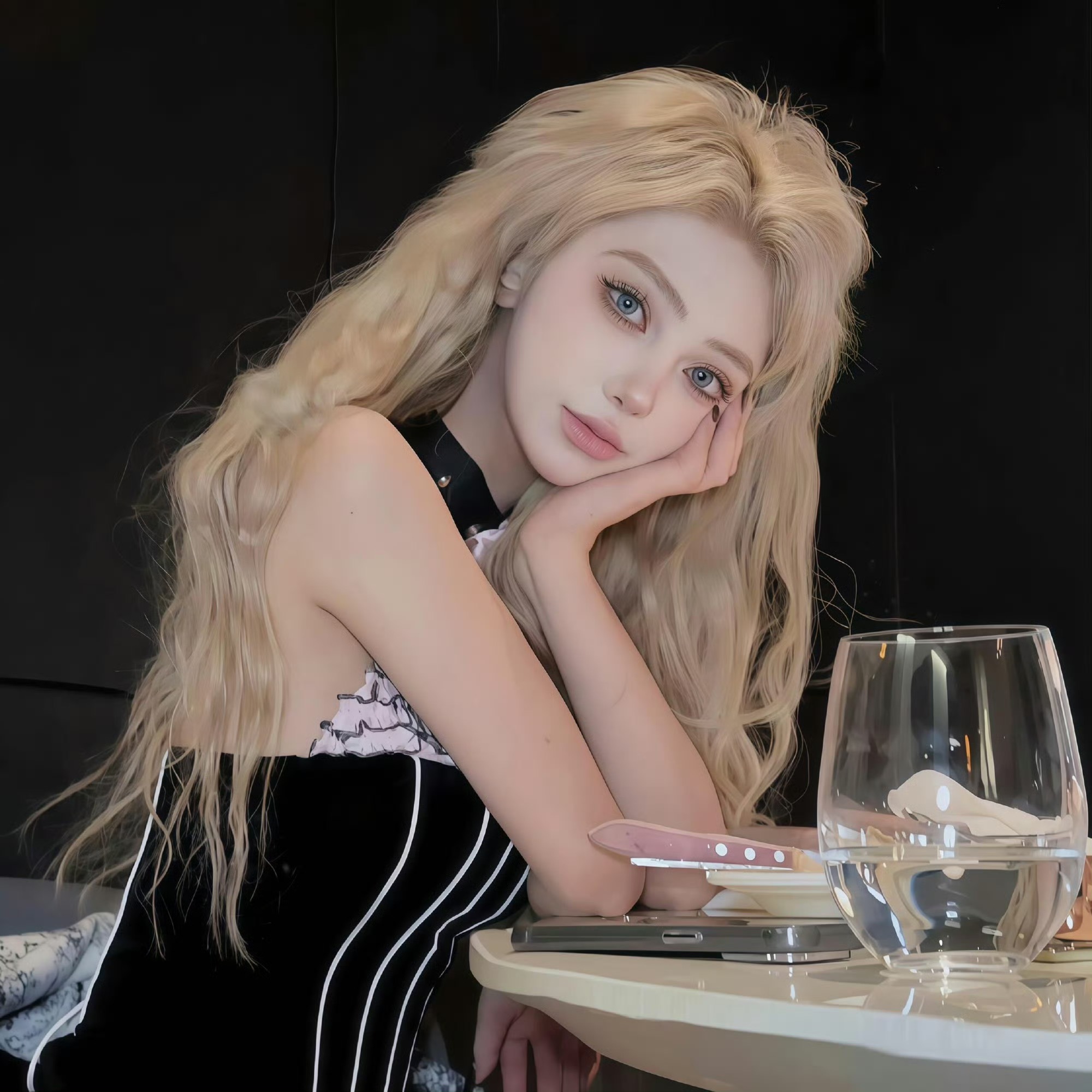 阿坝伴游女生晨露的资料